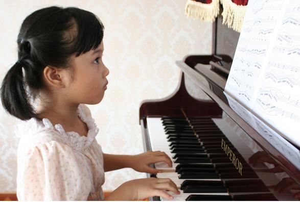 5-tuoi-thi-nen-cho-tre-hoc-piano-hay-khong